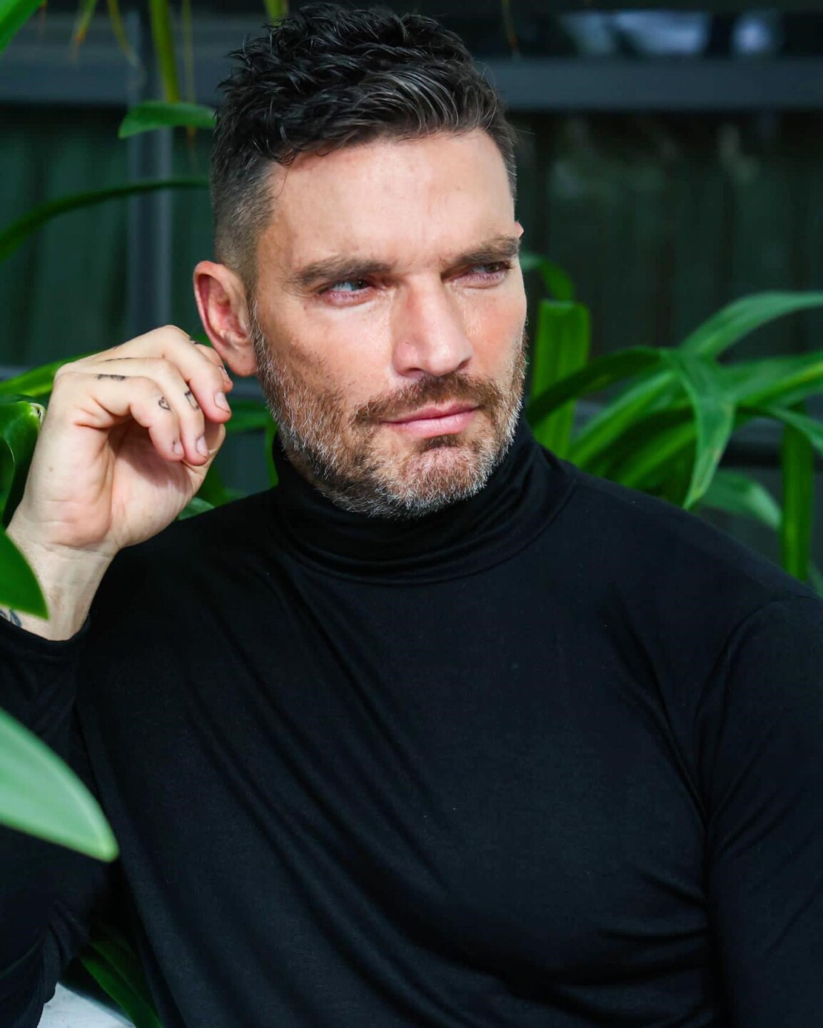 Julián Gil serio