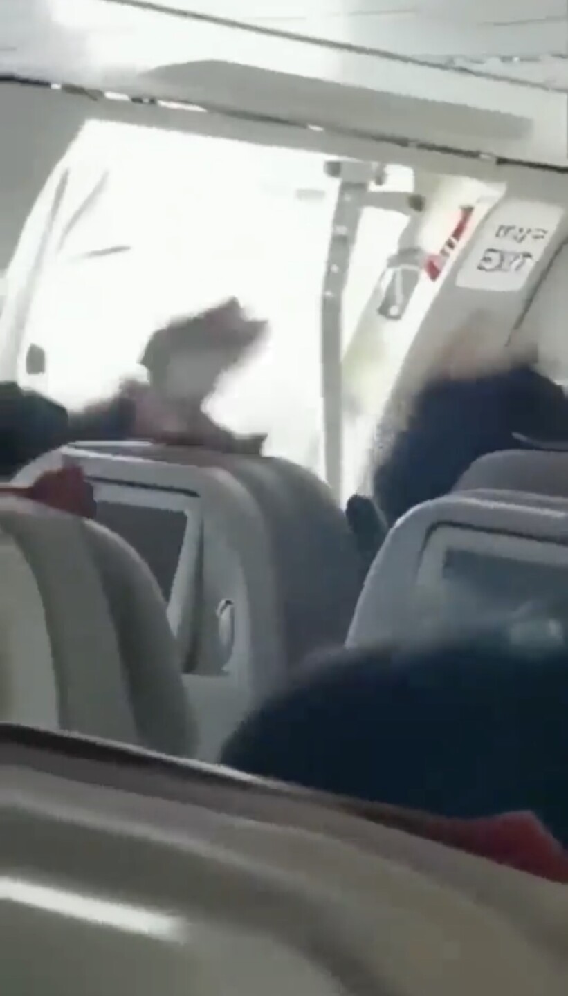 Usuarios captan cómo entraba el aire al avión