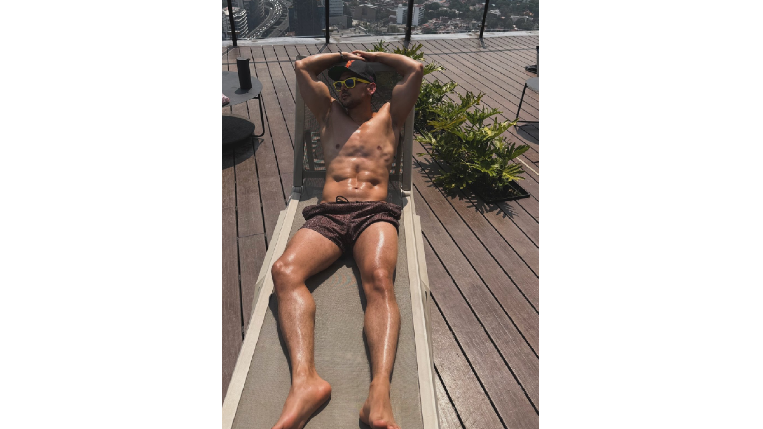 Miguel Martínez con poca ropa presume su impactante físico