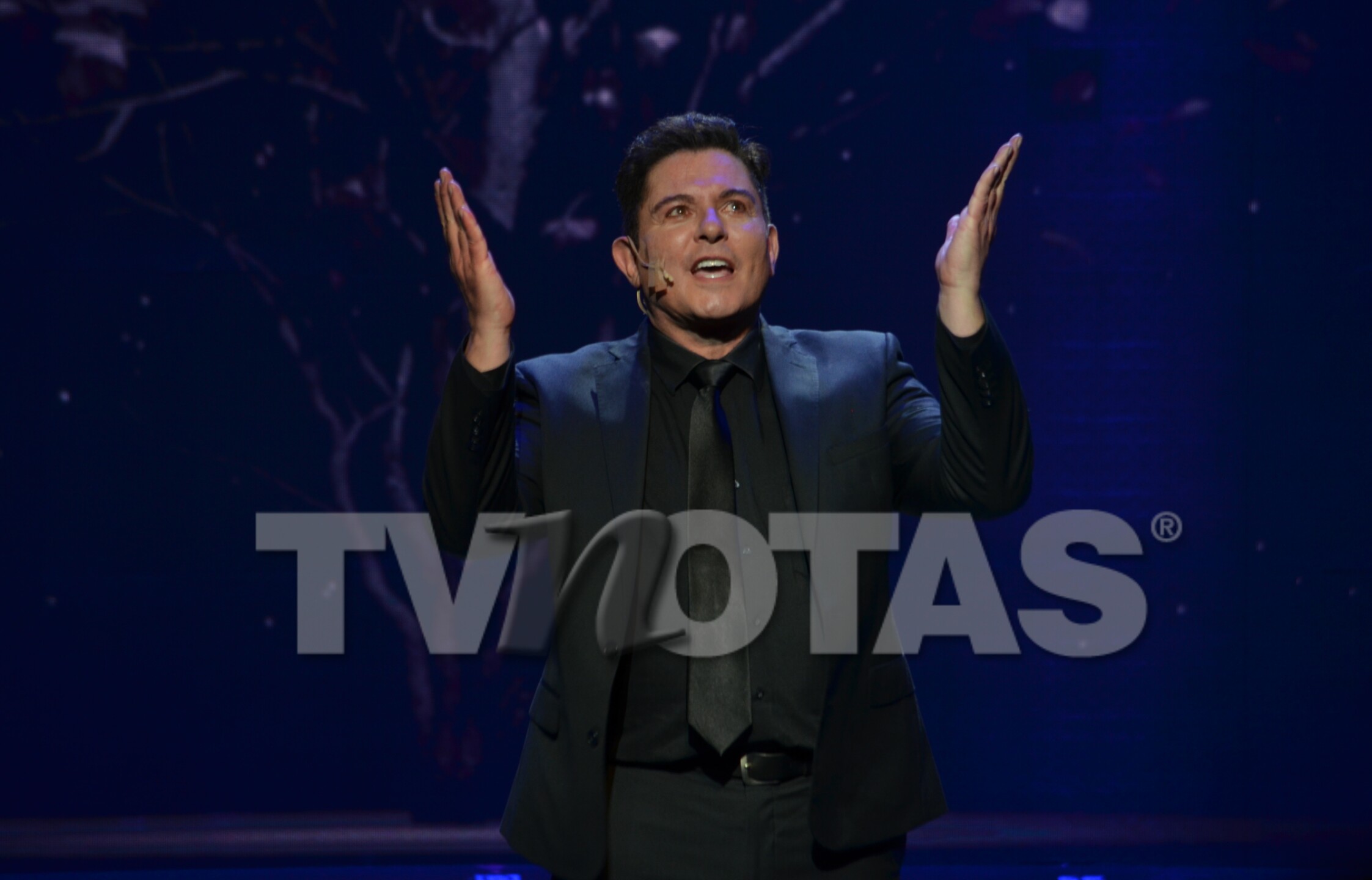 Ernesto Laguardia, busca crear conciencia sobre el cáncer de mama