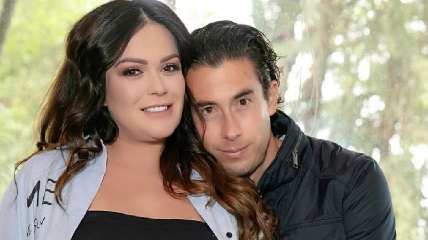 Mariana Echeverría presume la lujosa joya que le dio su esposo 