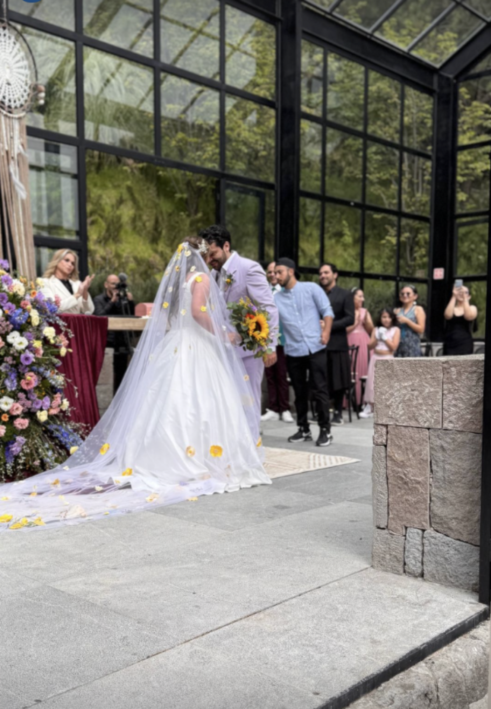 Daniela Luján y su esposo enamorados