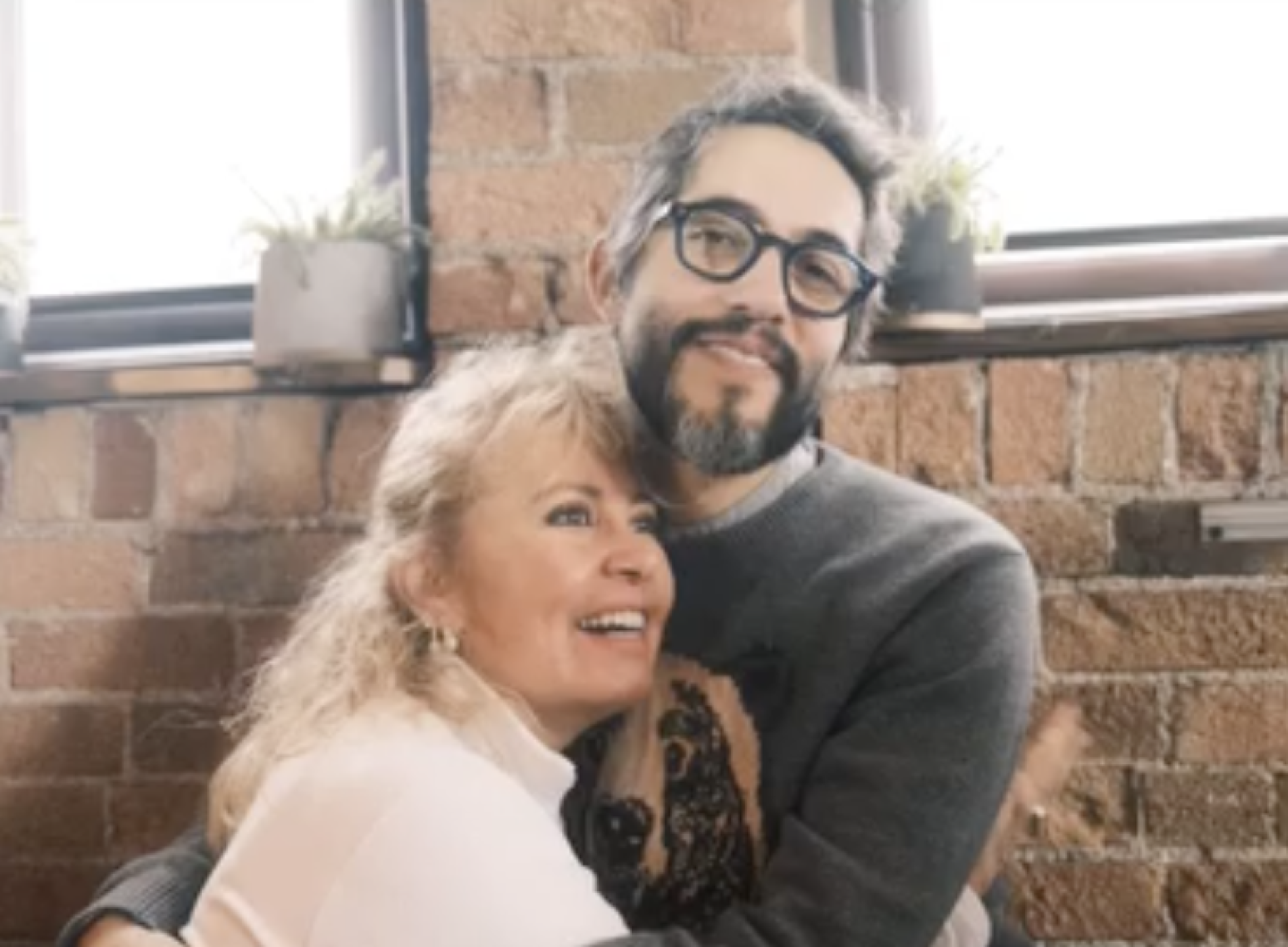 Carla Estrada abraza a su hijo Carlos