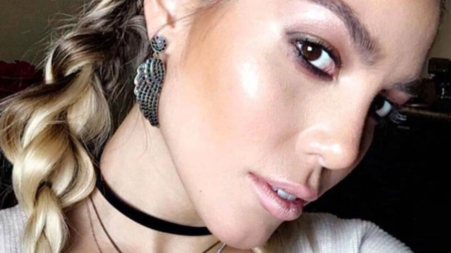 Frida Sofía reaparece abrazada junto a la esposa de su papá