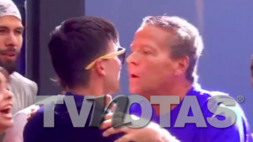 Alfredo Adame beso con la Divaza.png