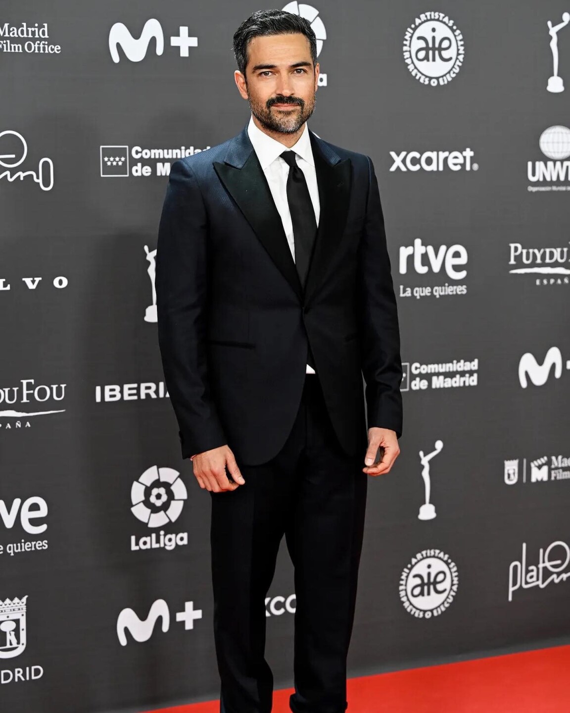 Alfonso Herrera alfombra roja Premios Platino 2023