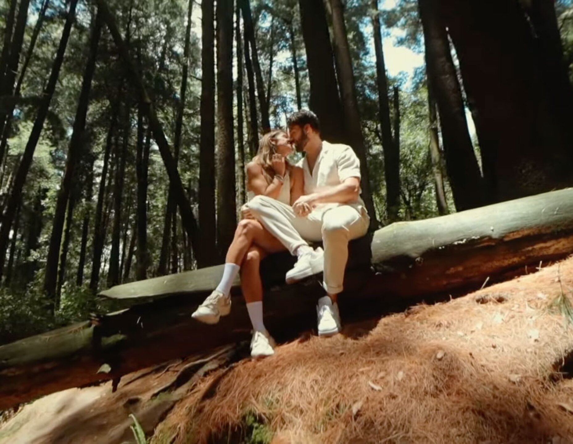 Ferka y Jorge Losa beso en el bosque en video de Pégate pa' mí