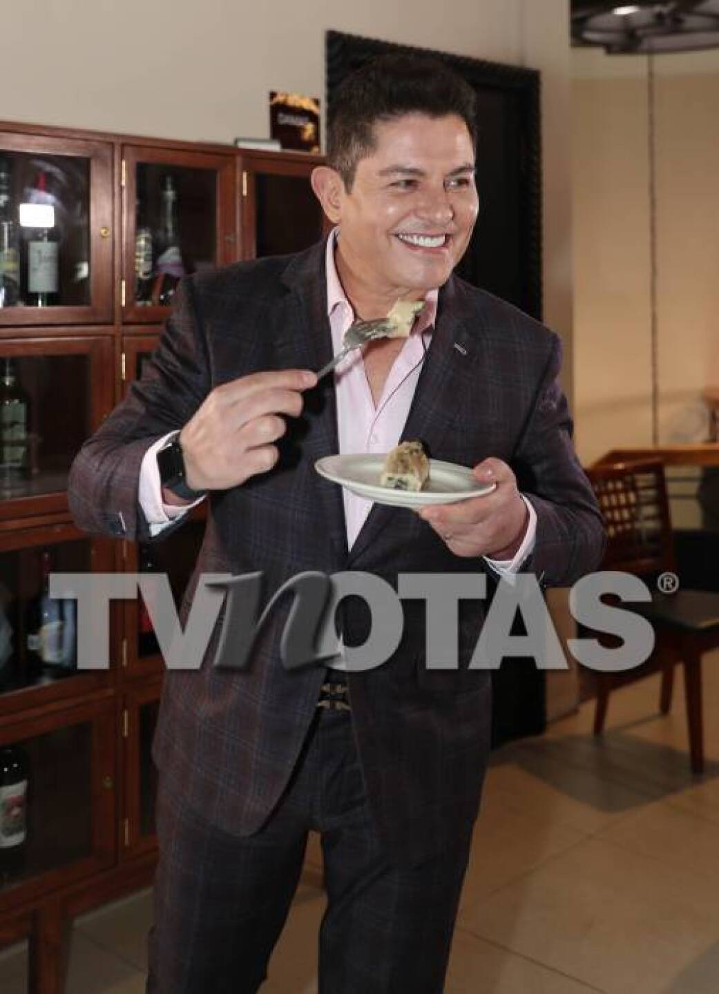 Ernesto se sentó a degustar de su tamal favorito, el de dulce.