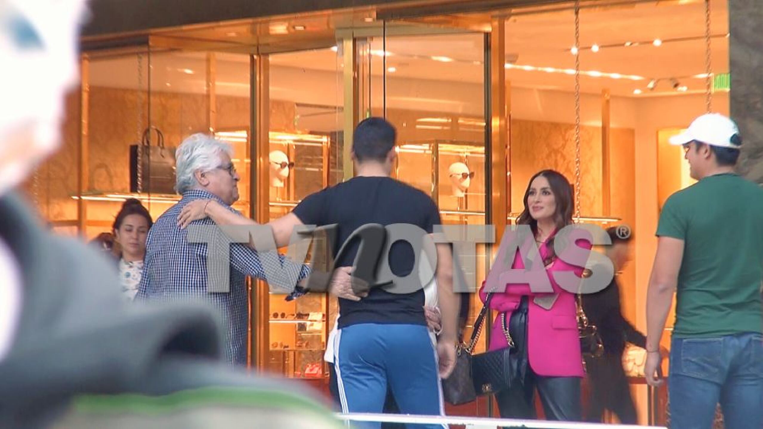 Captamos a Carlos Rivera y Cynthia Rodríguez muy felices; ¡a ella ya se le nota su pancita!