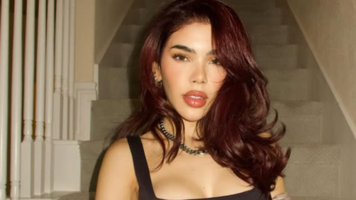 Kenia Os posando a la cámara