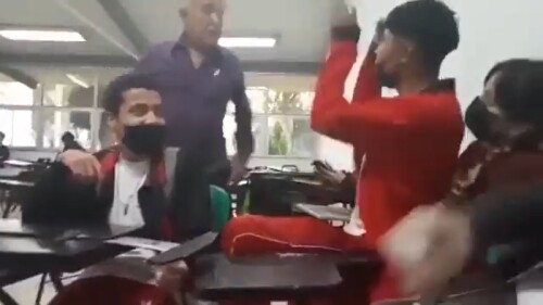 Maestro de preparatoria pierde el control y amenaza con golpear a alumno