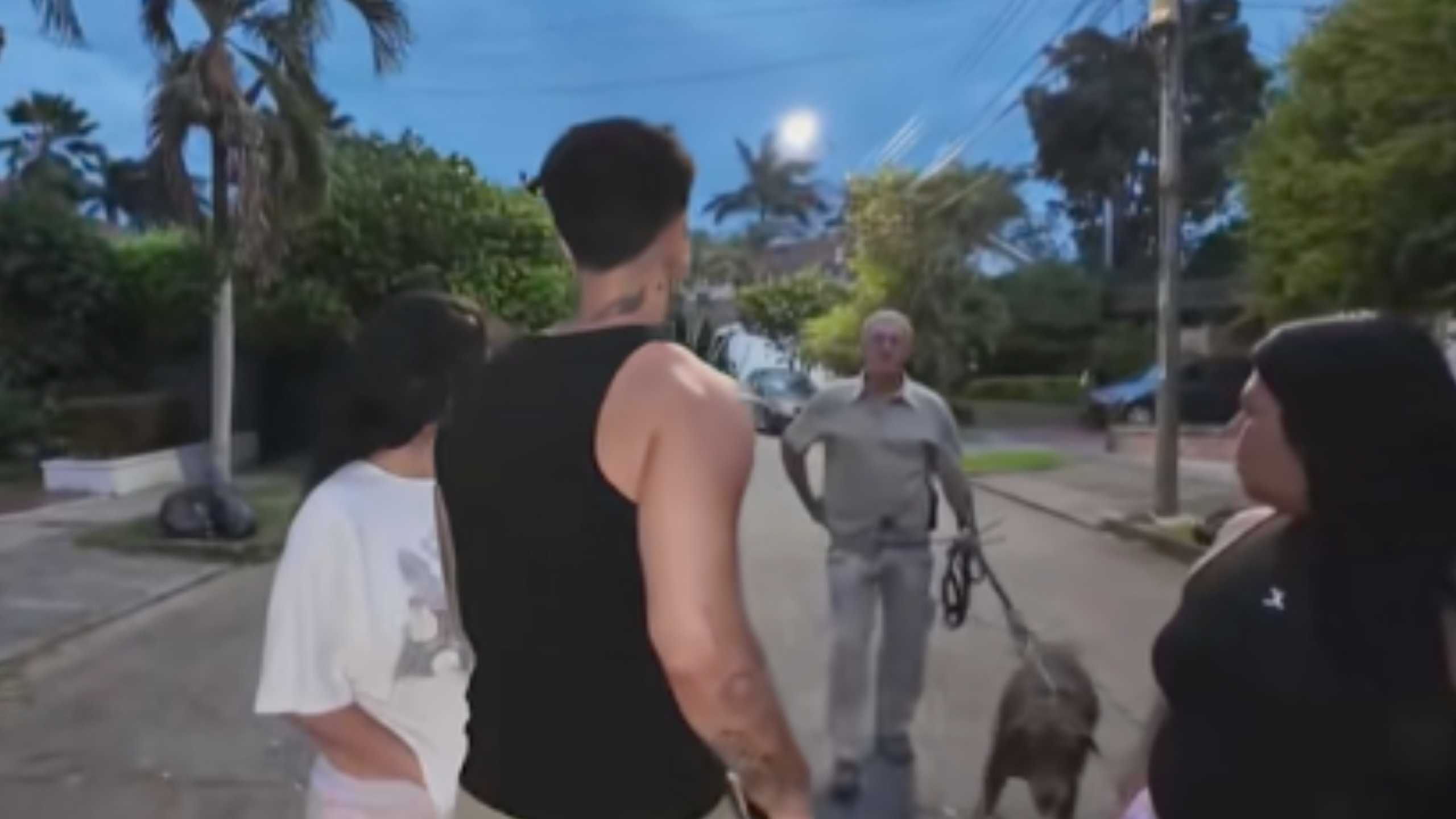 Naim Darrechi se encara con un hombre en Colombia
