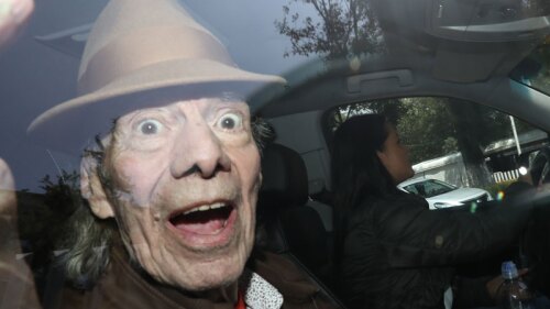 El comediante habló lo necesario con los reporteros.