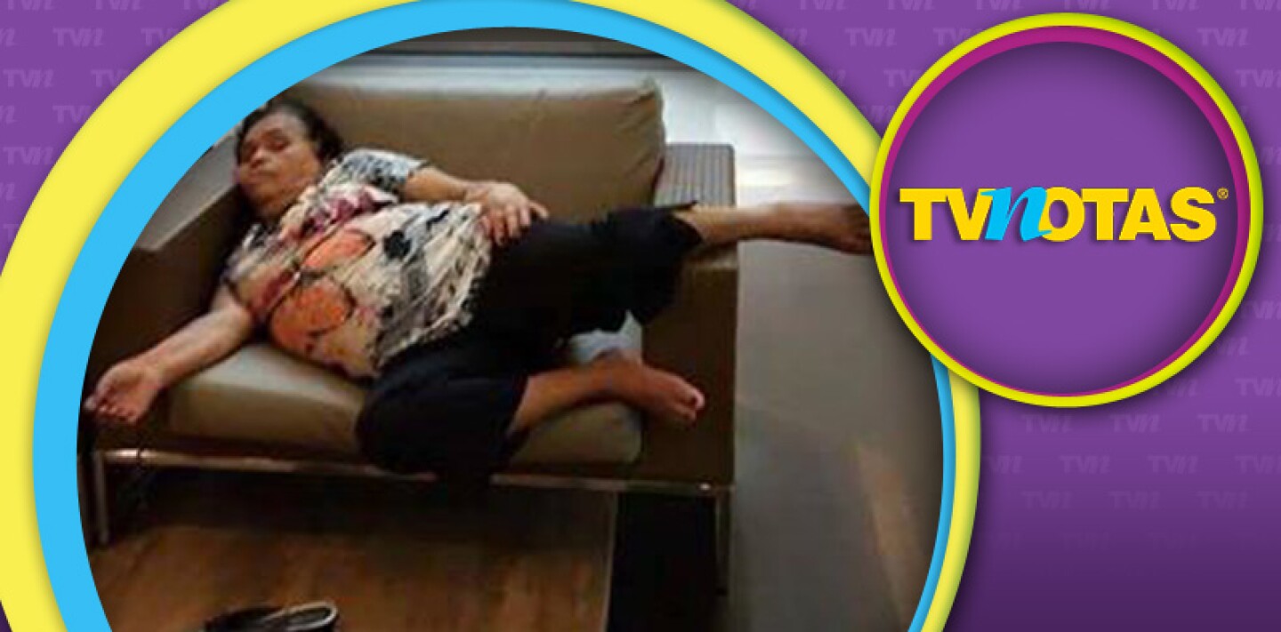 Señora toma siesta en centro comercial ¡y se convierte en meme viral!