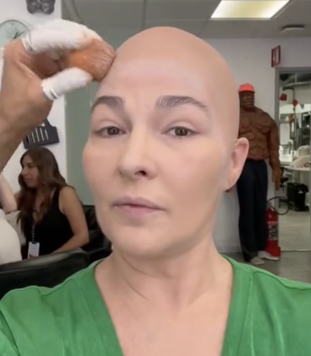 Eugenia Cauduro maquillaje sin cabello