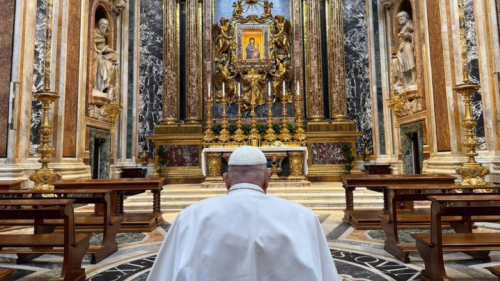 Papa Francisco hace visita sorpresa a basílica romana .png