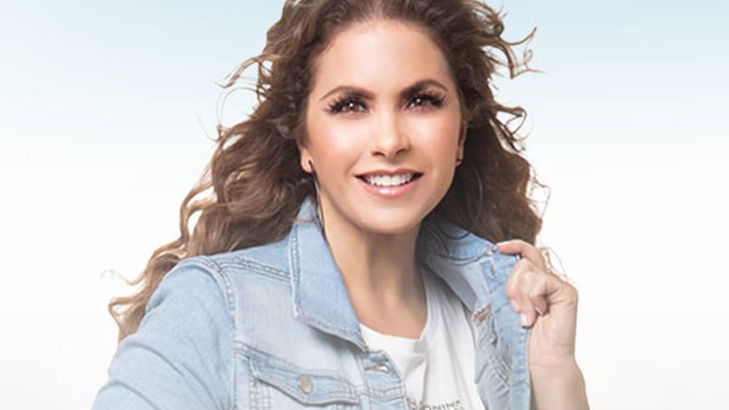 Lucero casi da un show sin camisa