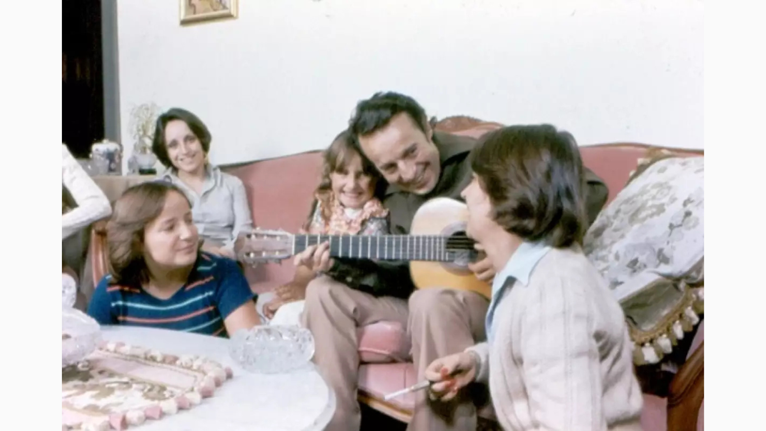 Chespirito junto a sus hijos de niños.png