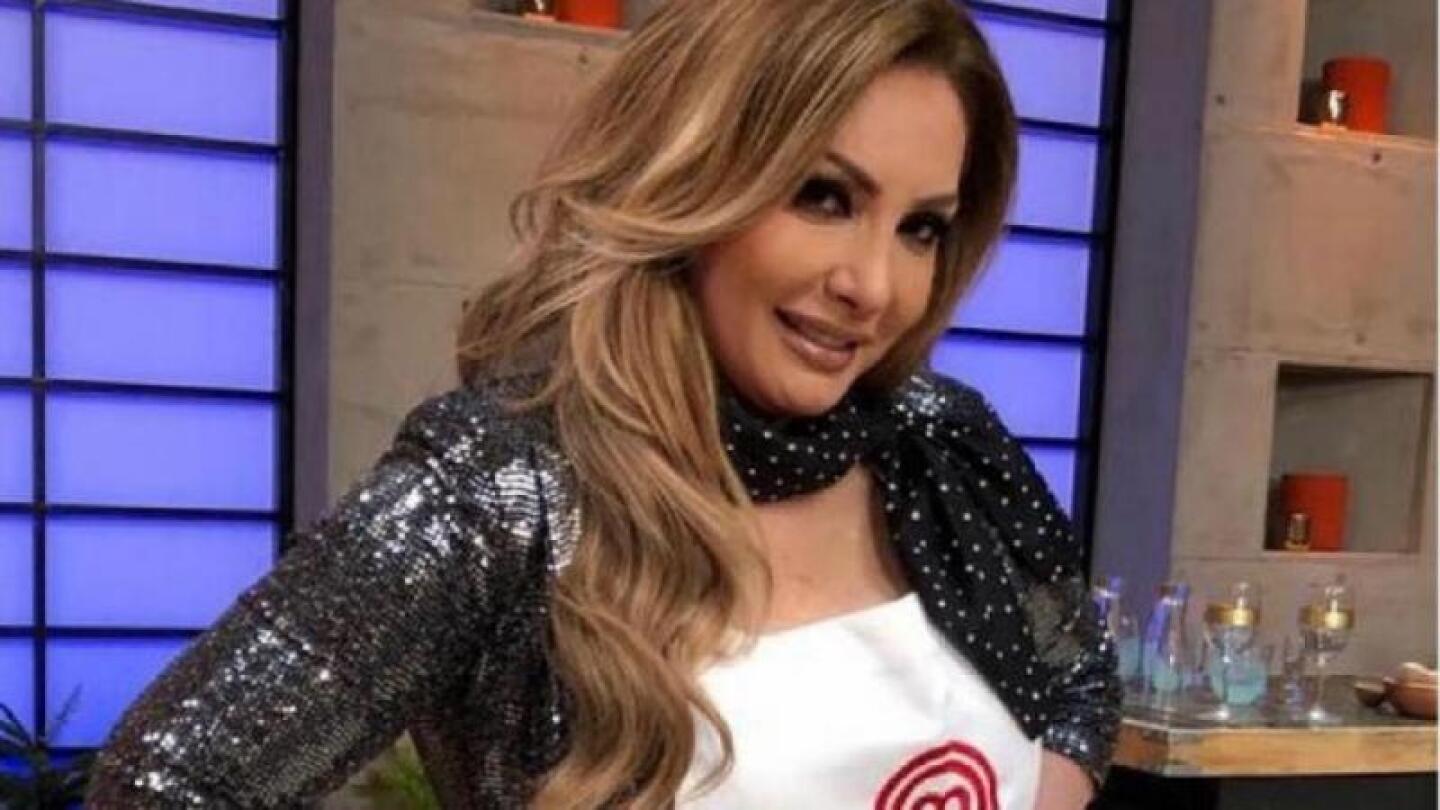 Paty Navidad rompe en llanto, su papá está en terapia intensiva