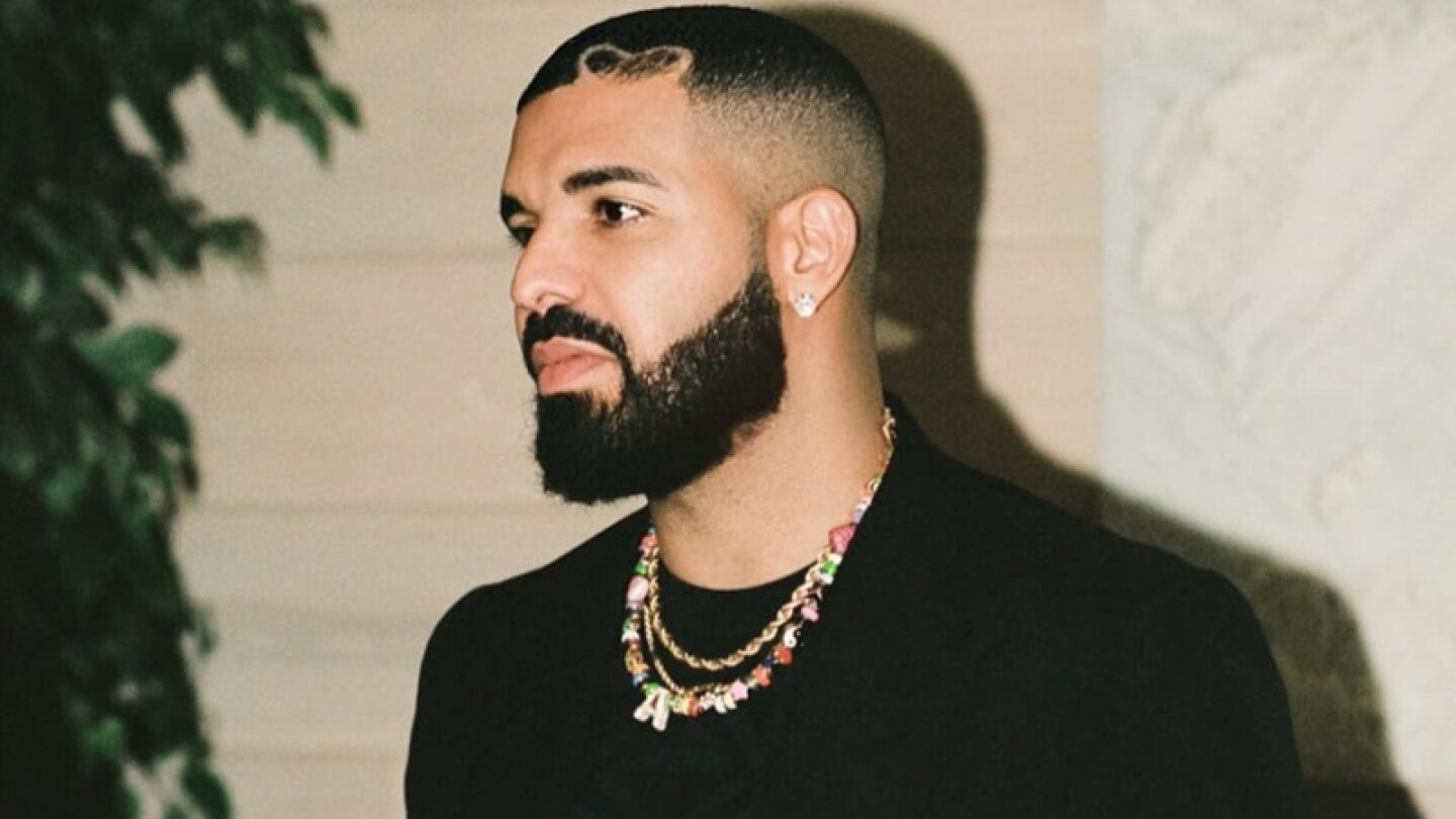 Modelo busca demandar al rapero Drake por provocarle lesiones