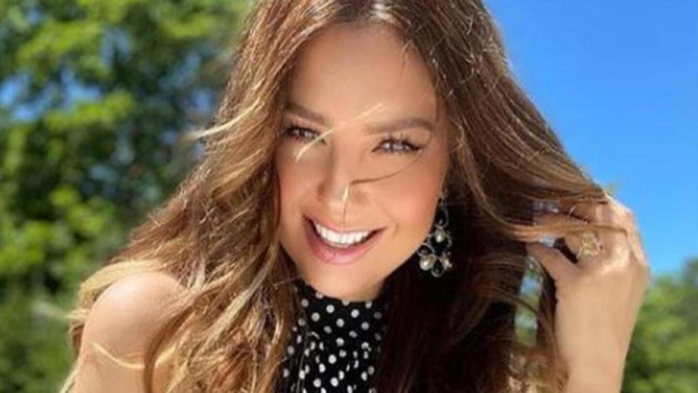 Thalía presume nuevo look.
