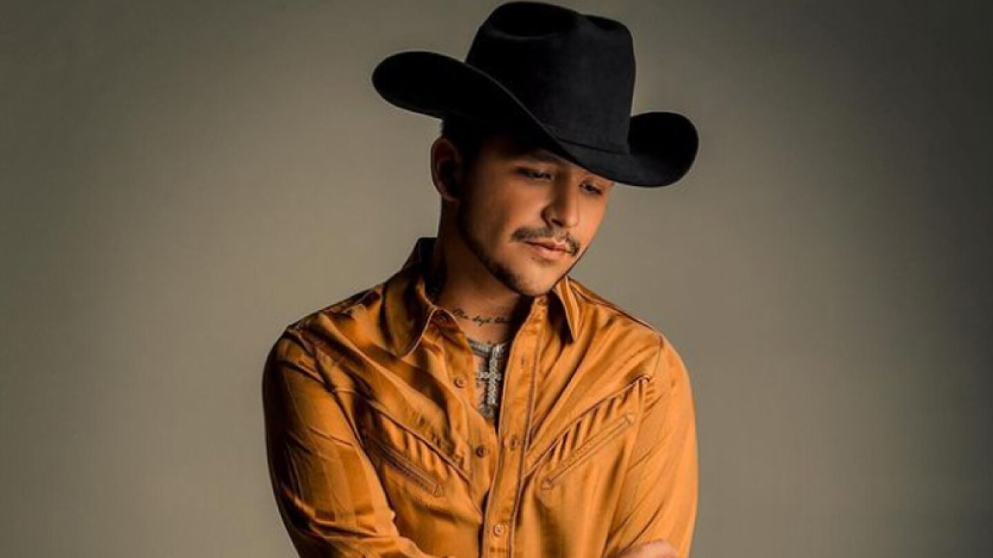 Christian Nodal prefiere solo seguir a Belinda en redes