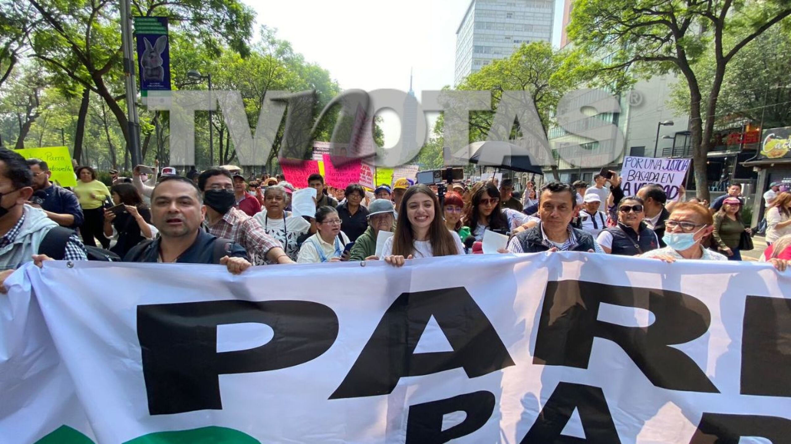 Daniela Parra en marcha a favor de Héctor N 2023 acompañada de manifestantes