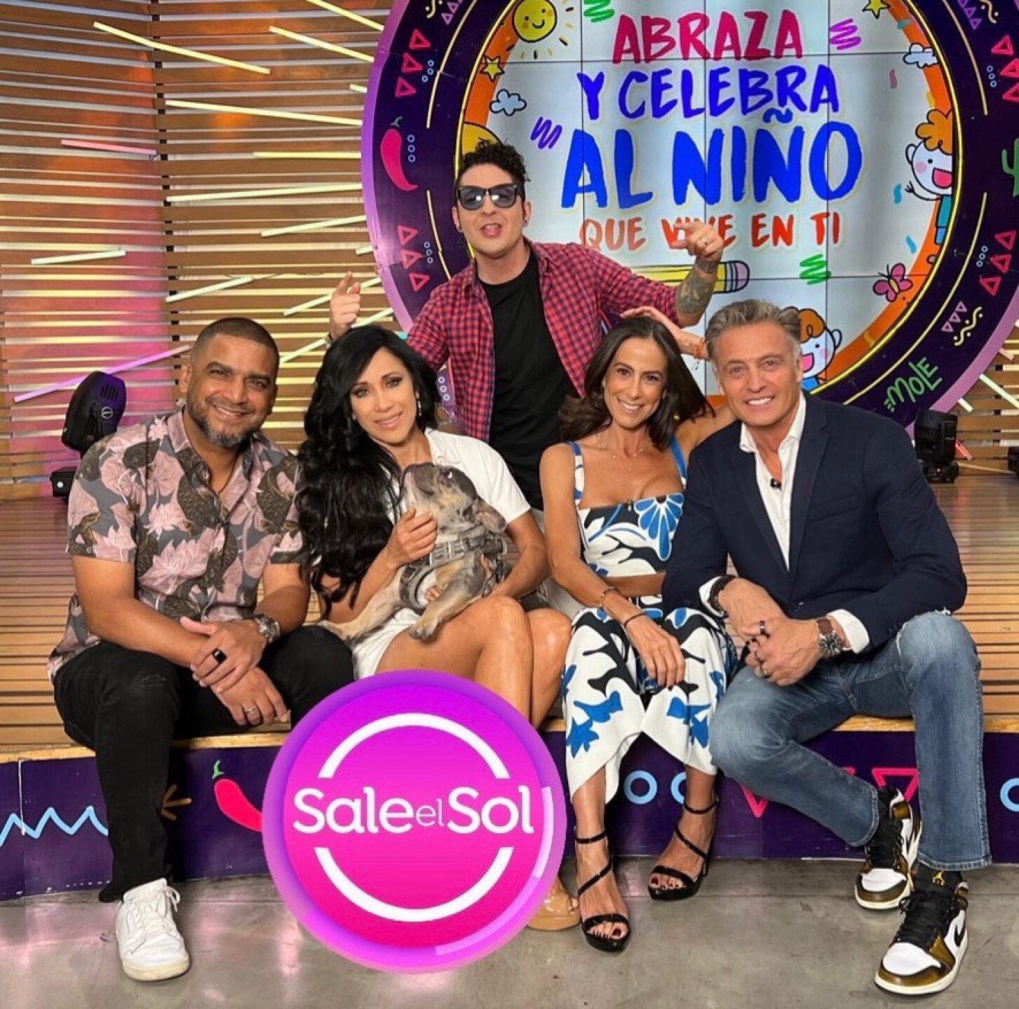 Juan Soler junto a sus compañeros de Sale el Sol foto de Facebook