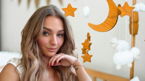 La joven actriz Irina Baeva fue captada en su arribo a la Ciudad de México.