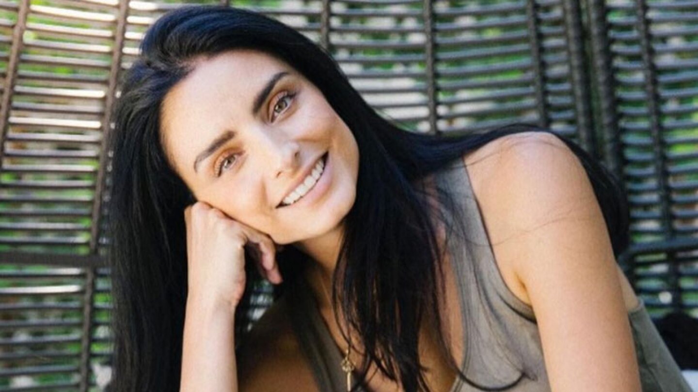 Aislinn Derbez cumple su sueño de ser doctora y ya hace pruebas de Covid-19