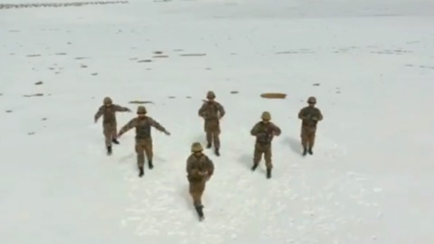 Soldados bailan durante su campamento