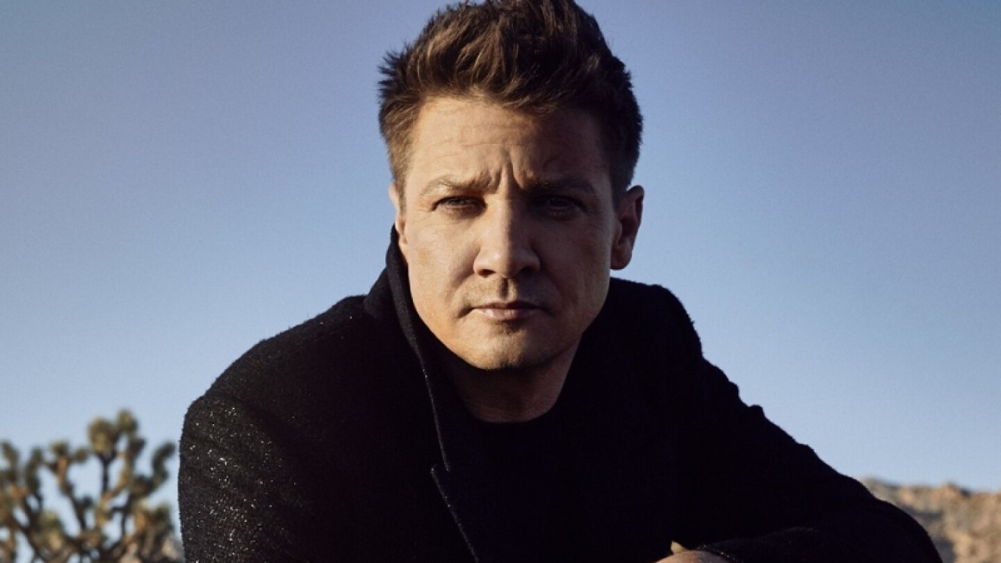 Jeremy Renner aparece en público por primera vez tras aparatoso accidente en la nieve