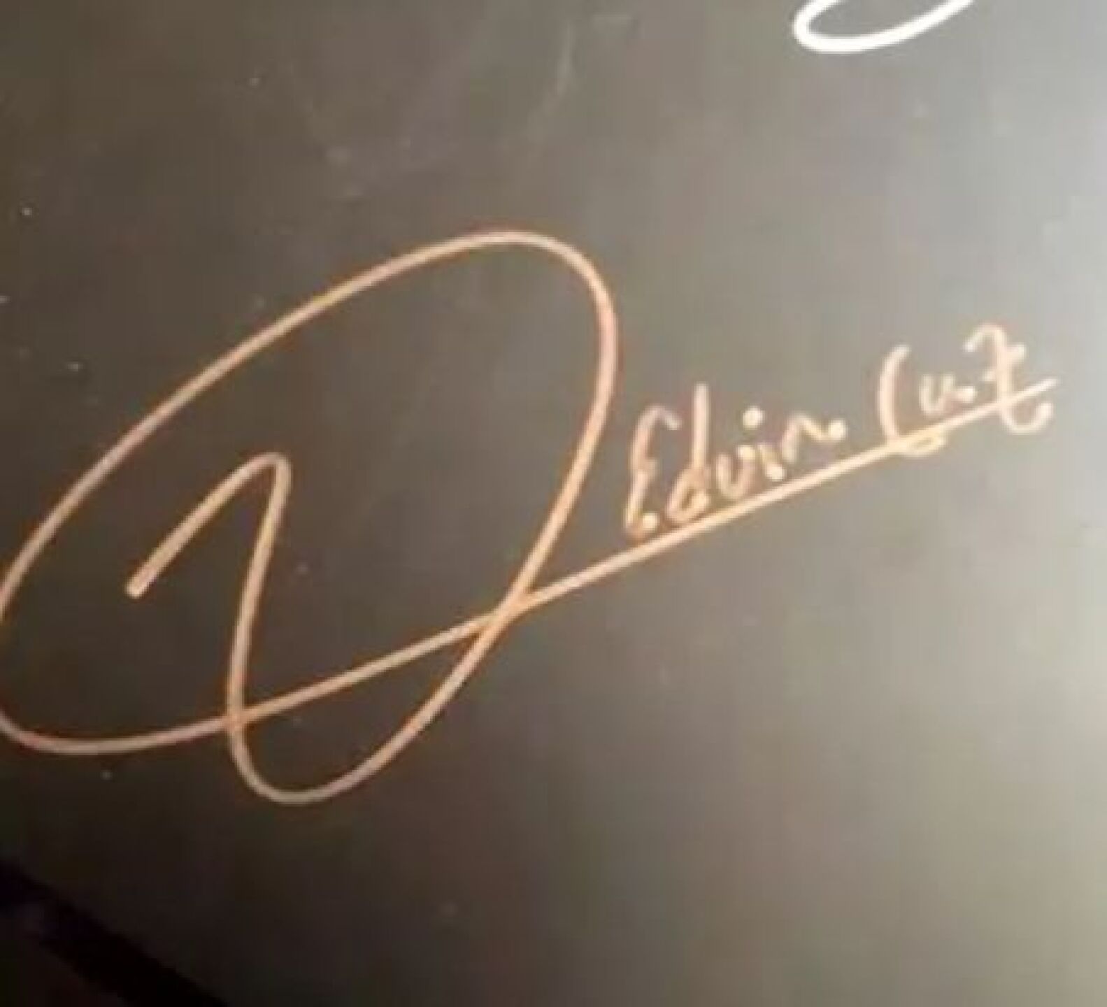 Maryfer Centeno analiza la firma de Eduin Caz de Grupo Firme; esto esconde su personalidad