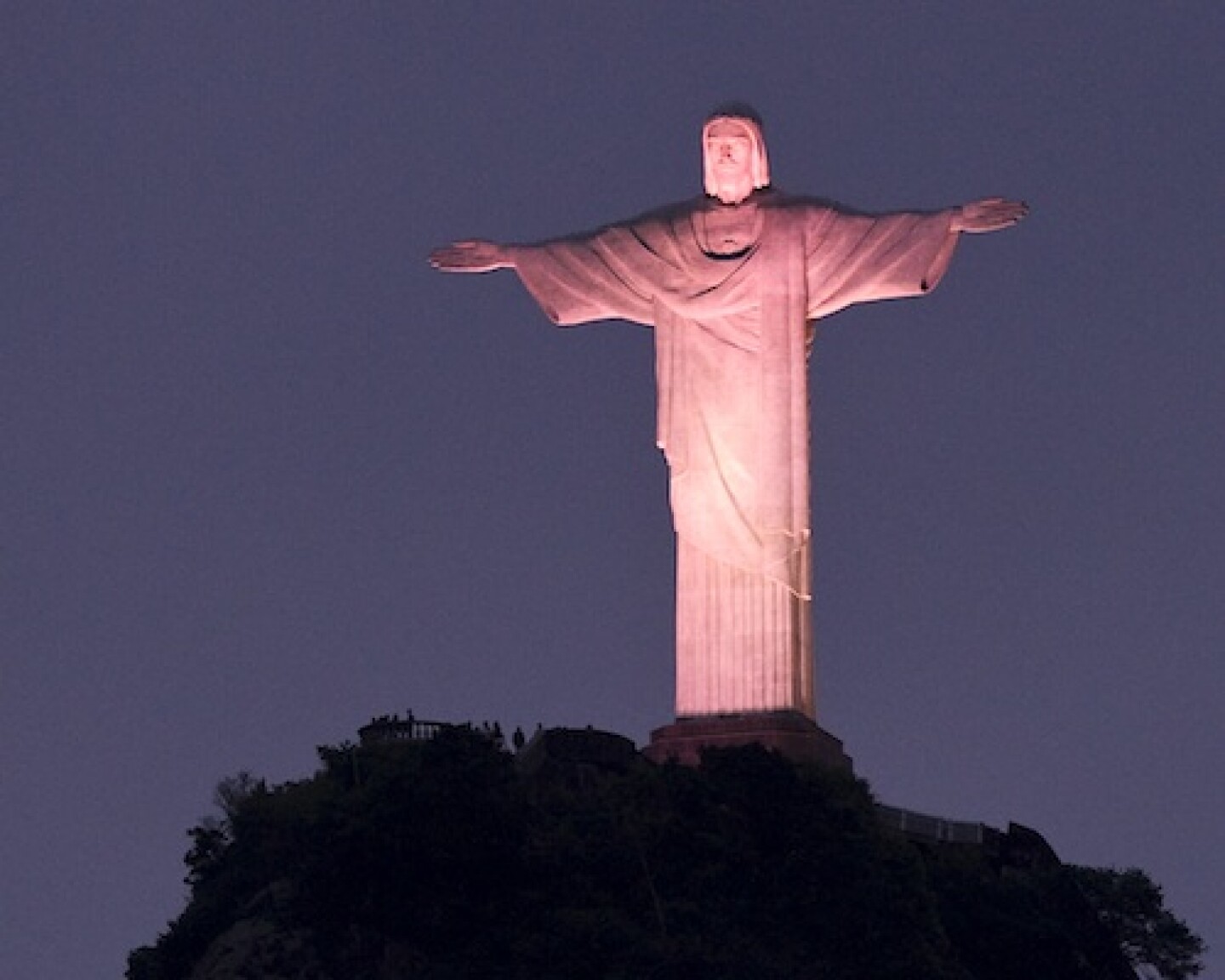 El Cristo Redentor de Brasil se vistió de rosa en 2010, imaginen cómo se verá el Palacio de Bellas Artes.