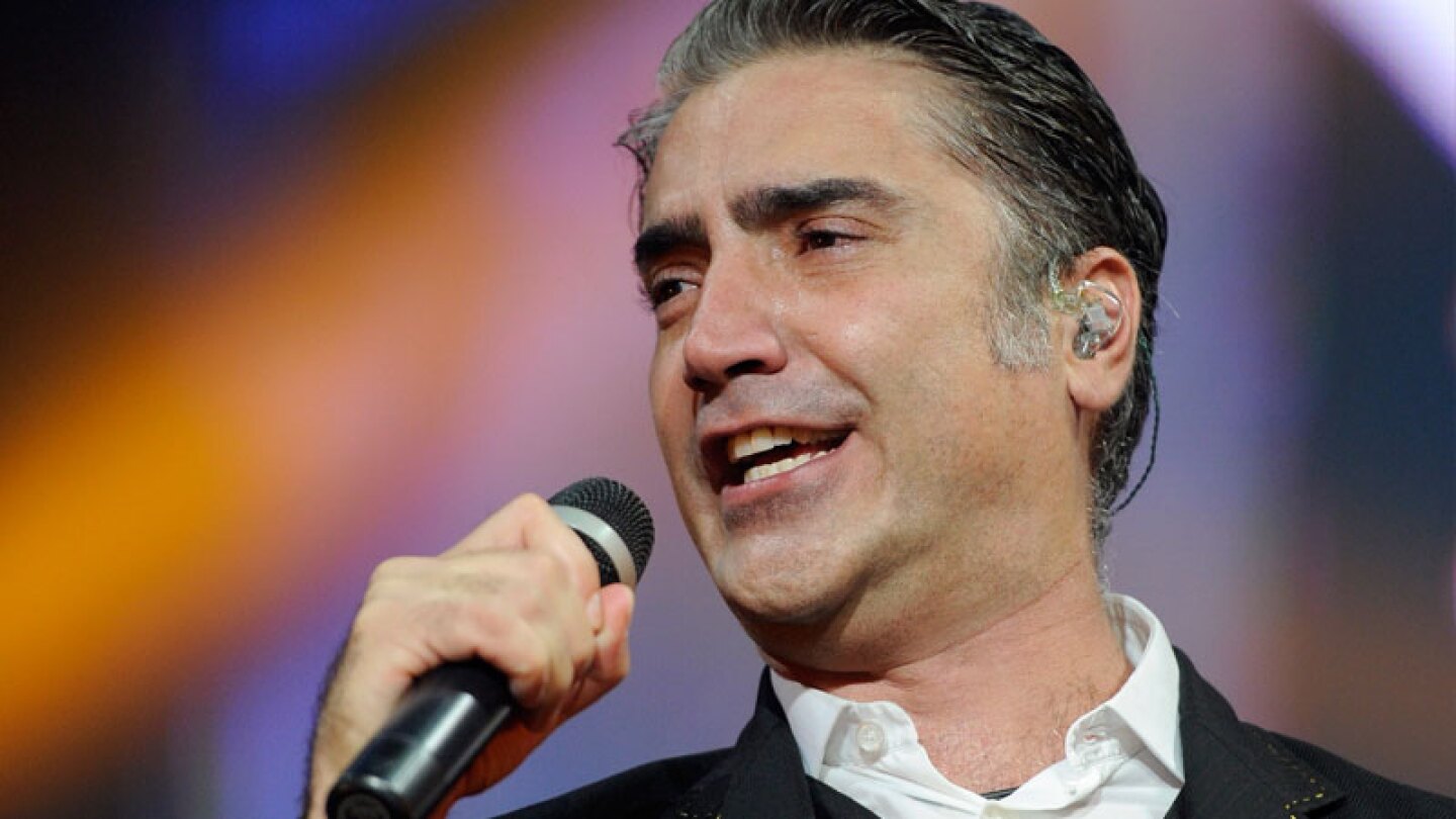 Alejandro Fernández concede entrevista con varias 'copas de más'