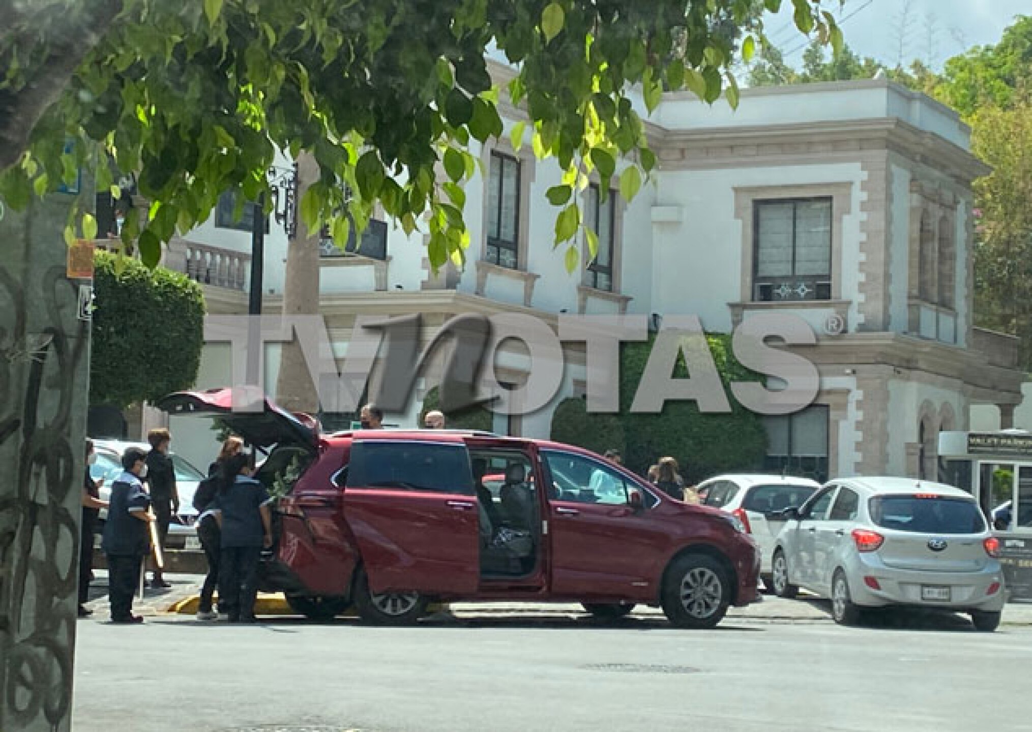 Elementos de seguridad custodian cuerpo de Yrma Lydya