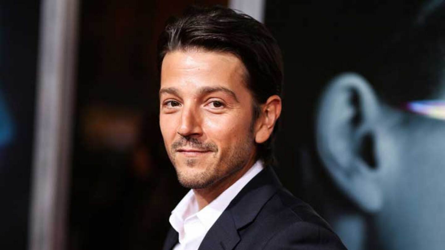 Diego Luna compartió foto a lado de su mamá.