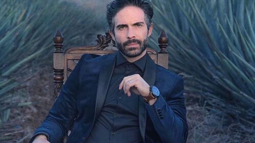 El actor protagoniza la serie monarca