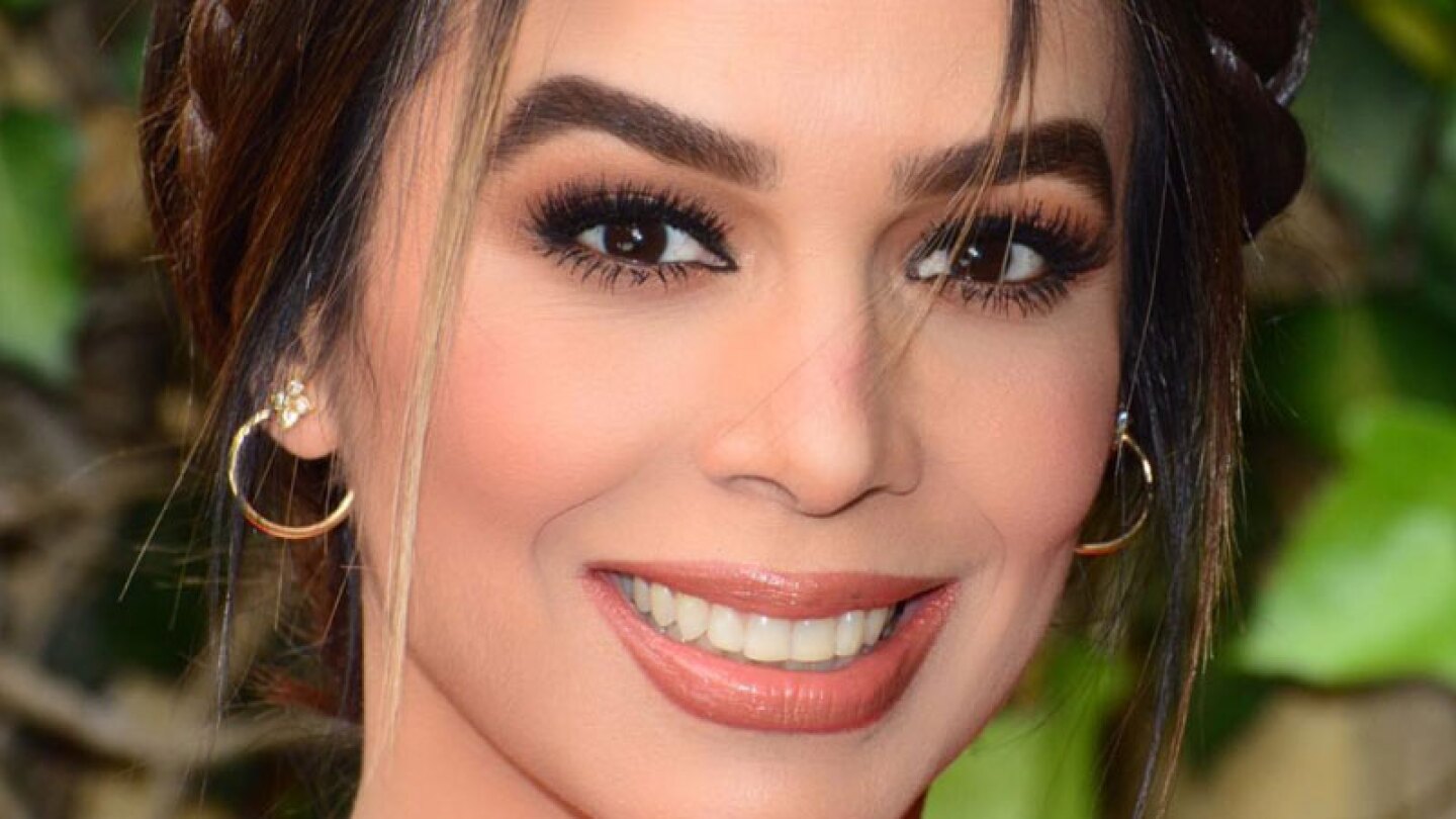 Biby Gaytán sin una gota de maquillaje muestra su ritual de belleza