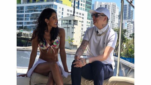 Dani Flow en su yate en Miami con la presentadora de Univision, Kerly Ruiz