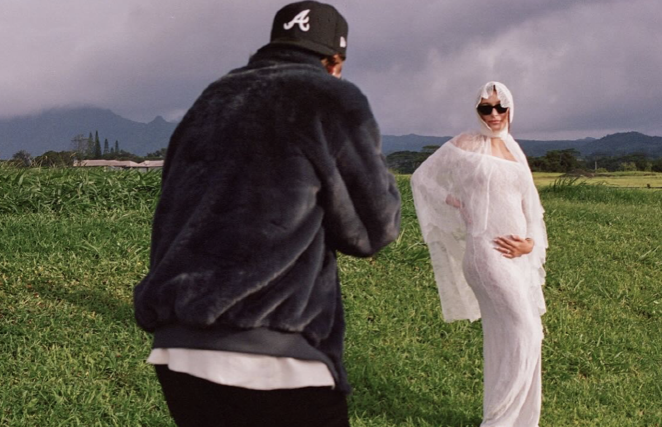 Hailey Bieber y Justin presumiendo embarazo