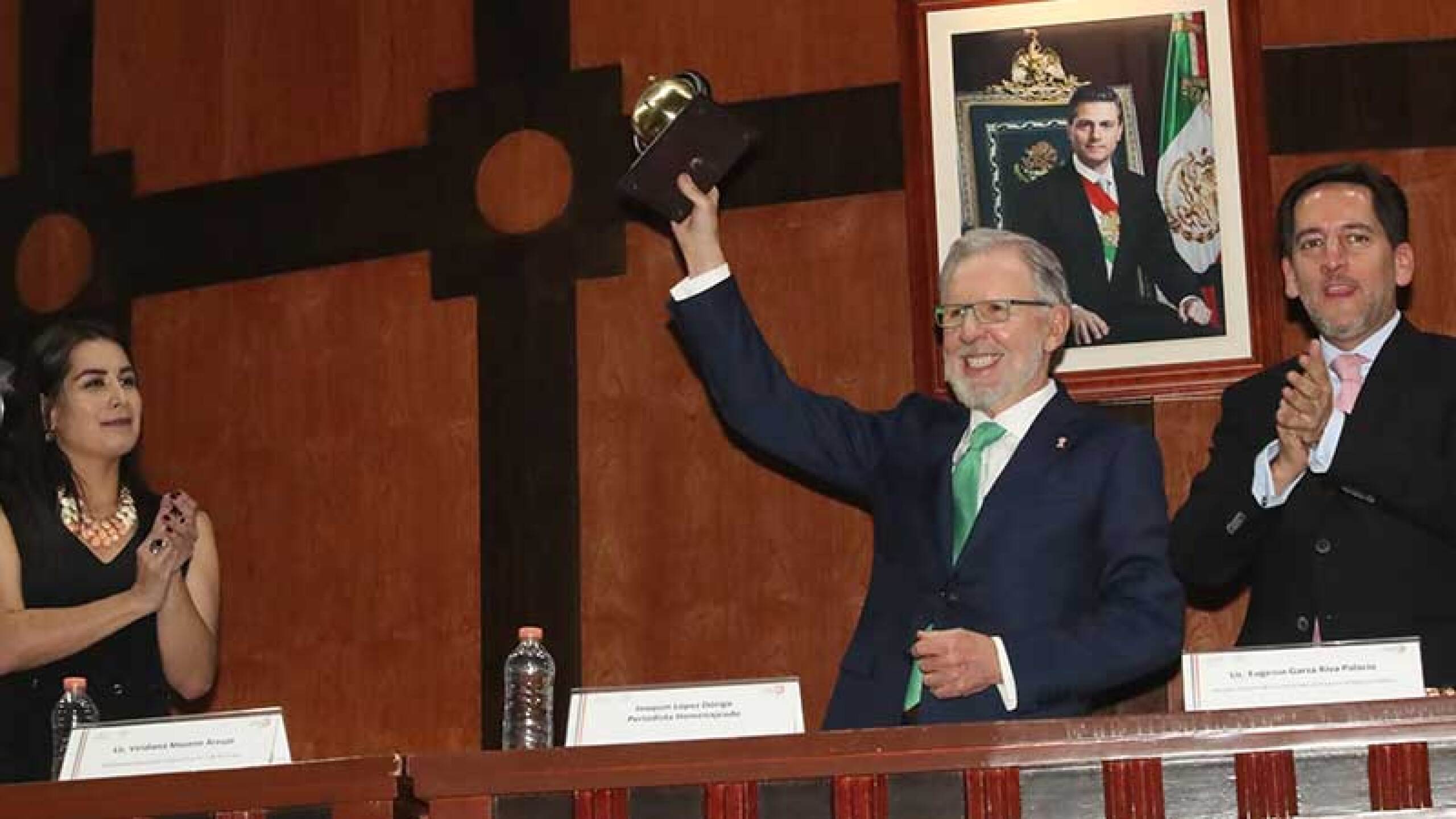 “El Teacher” recibió una réplica de la campana que se utiliza en los sorteos de la Lotería Nacional.