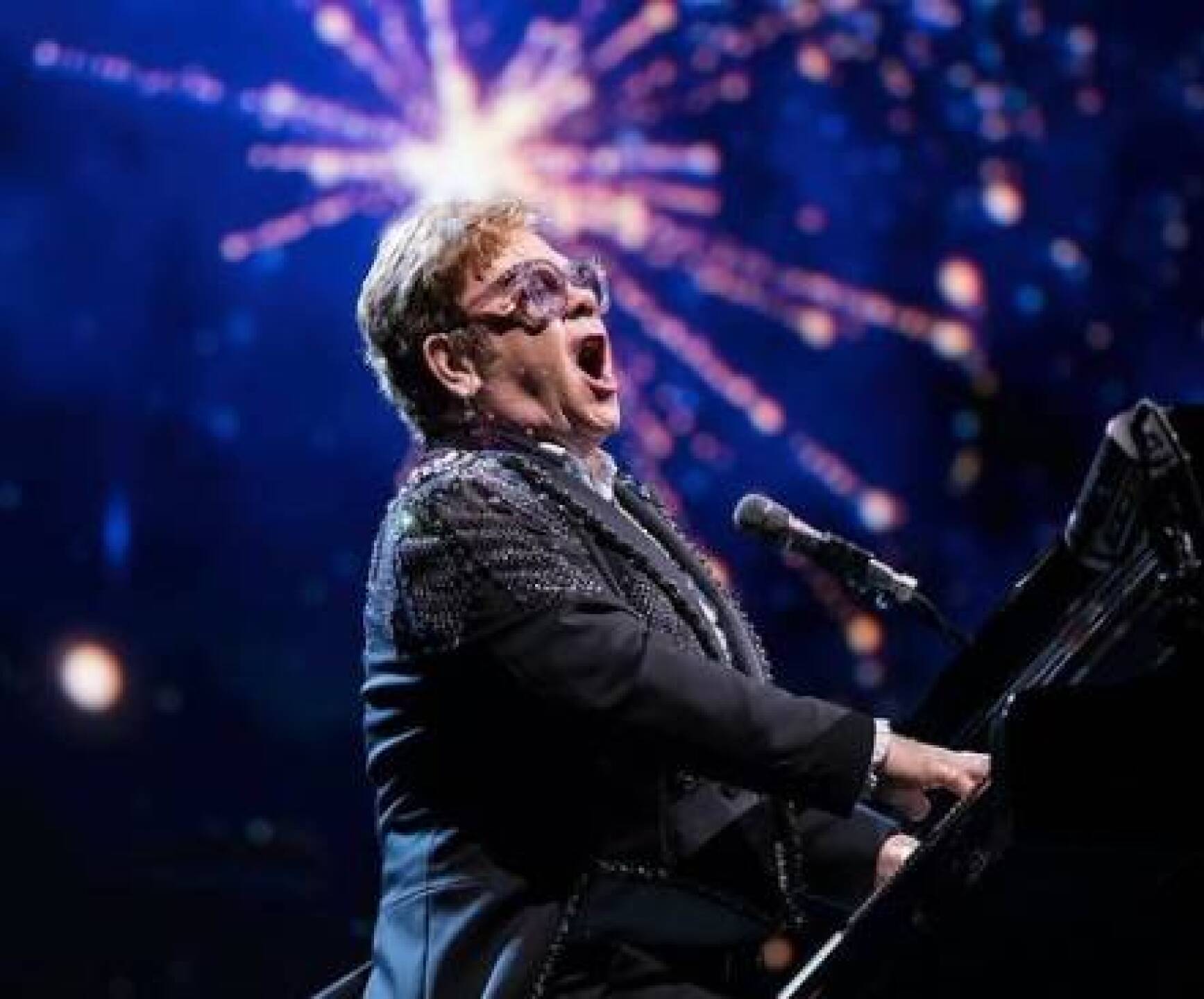 Elton John pospone conciertos por Covid