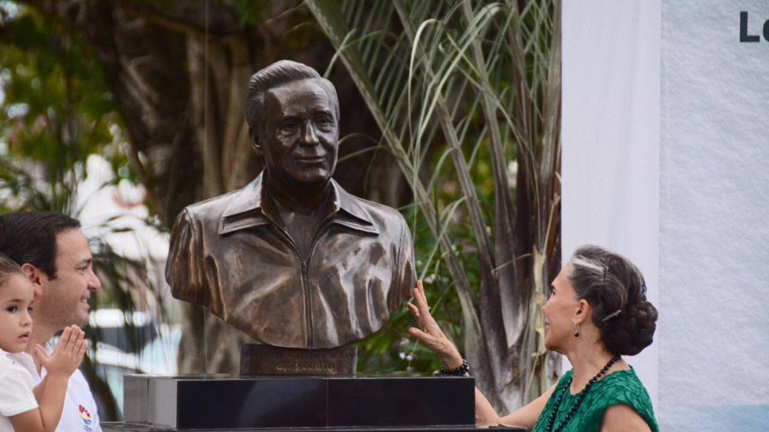 Busto de Roberto Gómez