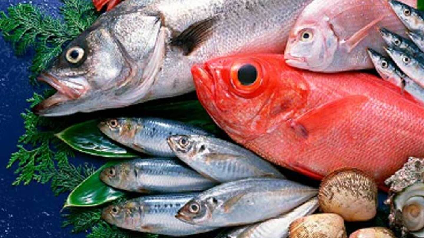 Pescadería en Asia le pegaba ojos falsos a los pescados para hacerlos ver más frescos.