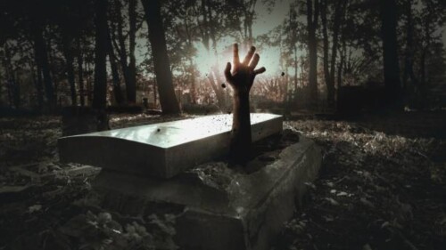 Una mujer se despierta durante su funeral