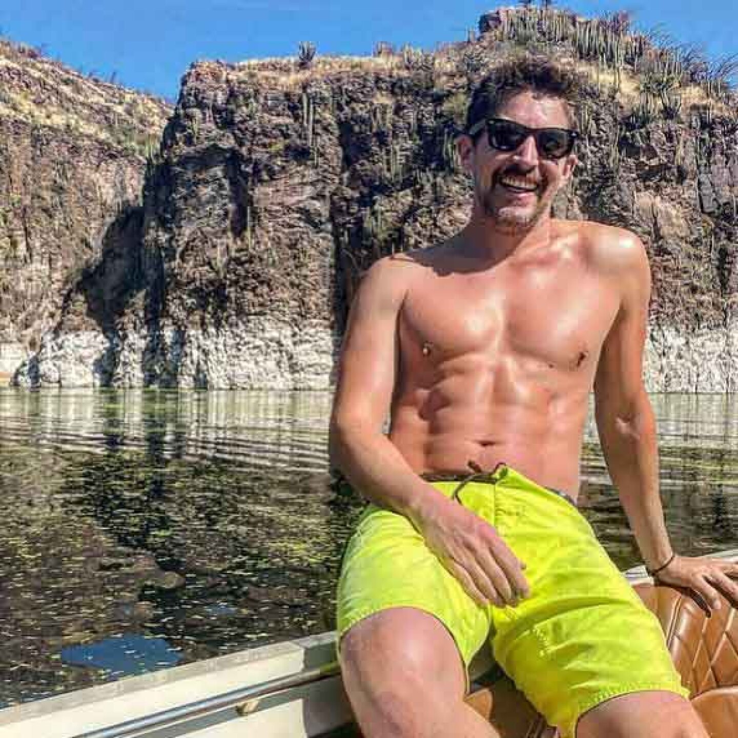 El actor continúa su vida.