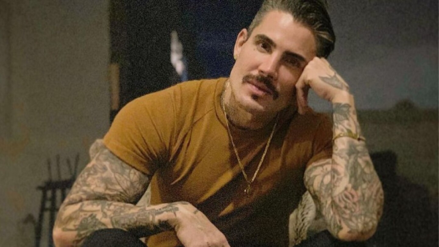Adrián Cue regresa a los escenarios con su show como solista Con Sombrero Ajeno