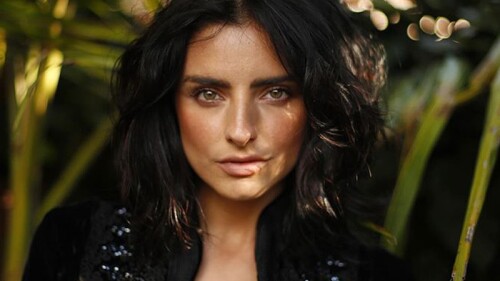 Aislinn Derbez reaparece en redes bañándose en diminuto bikini de leopardo