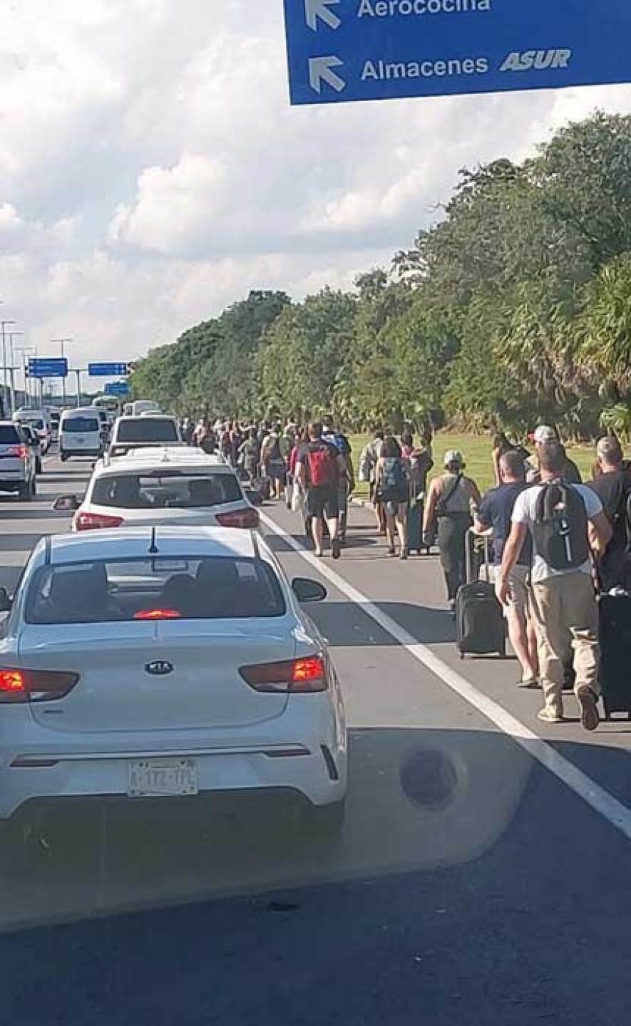 Tras caos en aeropuerto de Cancún habilitaron rutas alternas; se disculpan con los afectados